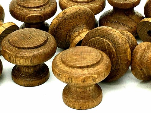 Antique oak knobs - 6x,